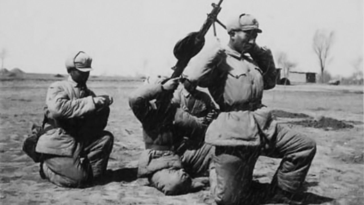 女医护兵在为伤员包扎,在整个抗美援朝期间,先后有数百名女兵奔赴战场