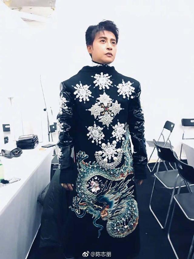 陈志朋头戴皇冠,穿破洞丝袜,称男扮女装是因没人找自己演戏