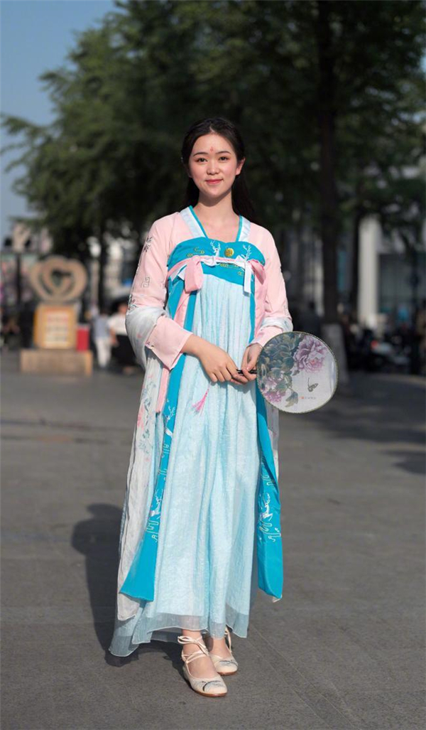 街拍:图2这位美女发型加上这身衣服很中国风,也是别具一格了