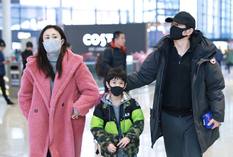 刘芸儿子jagger长大了,大眼呆萌气质暖男,完美遗传爹妈优秀基因