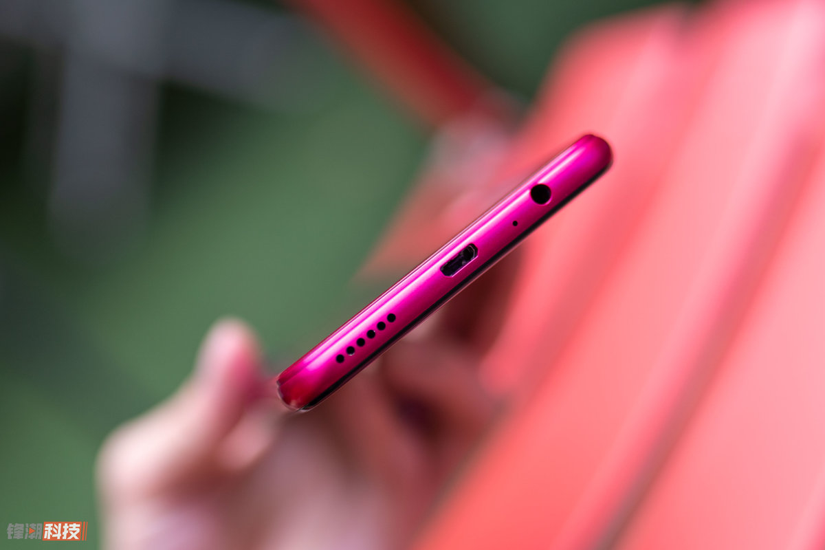 超越千元机的质感设计!魅眼屏荣耀 play 3 美图赏析