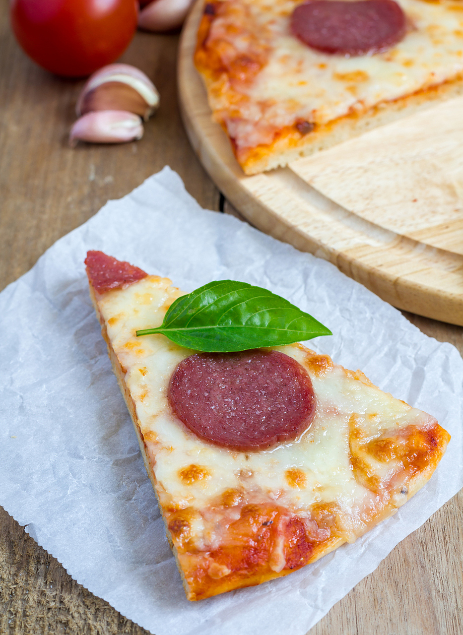 法棍面包 (baguette) 描述:法棍是法国人的主食之一,以其酥脆的外皮