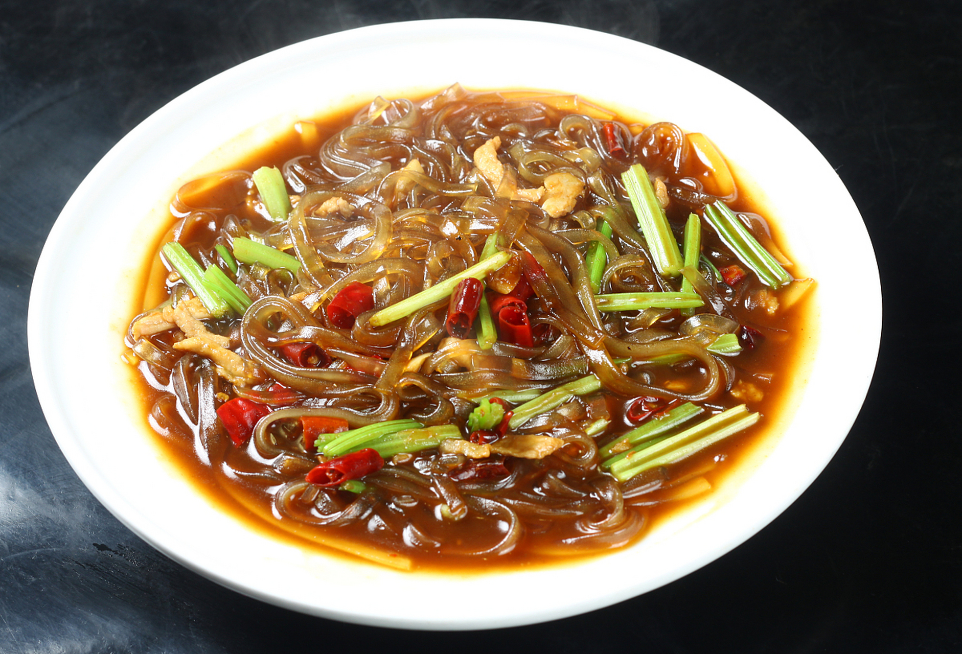 来个冬瓜炖粉皮   食材:冬瓜,粉皮,猪肉,葱姜蒜适量   粉皮提前泡好