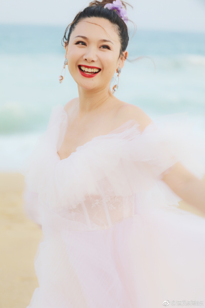 郭晓冬晒老婆九宫格美照罕见秀恩爱 程莉莎一袭露肩纱裙仙气十足