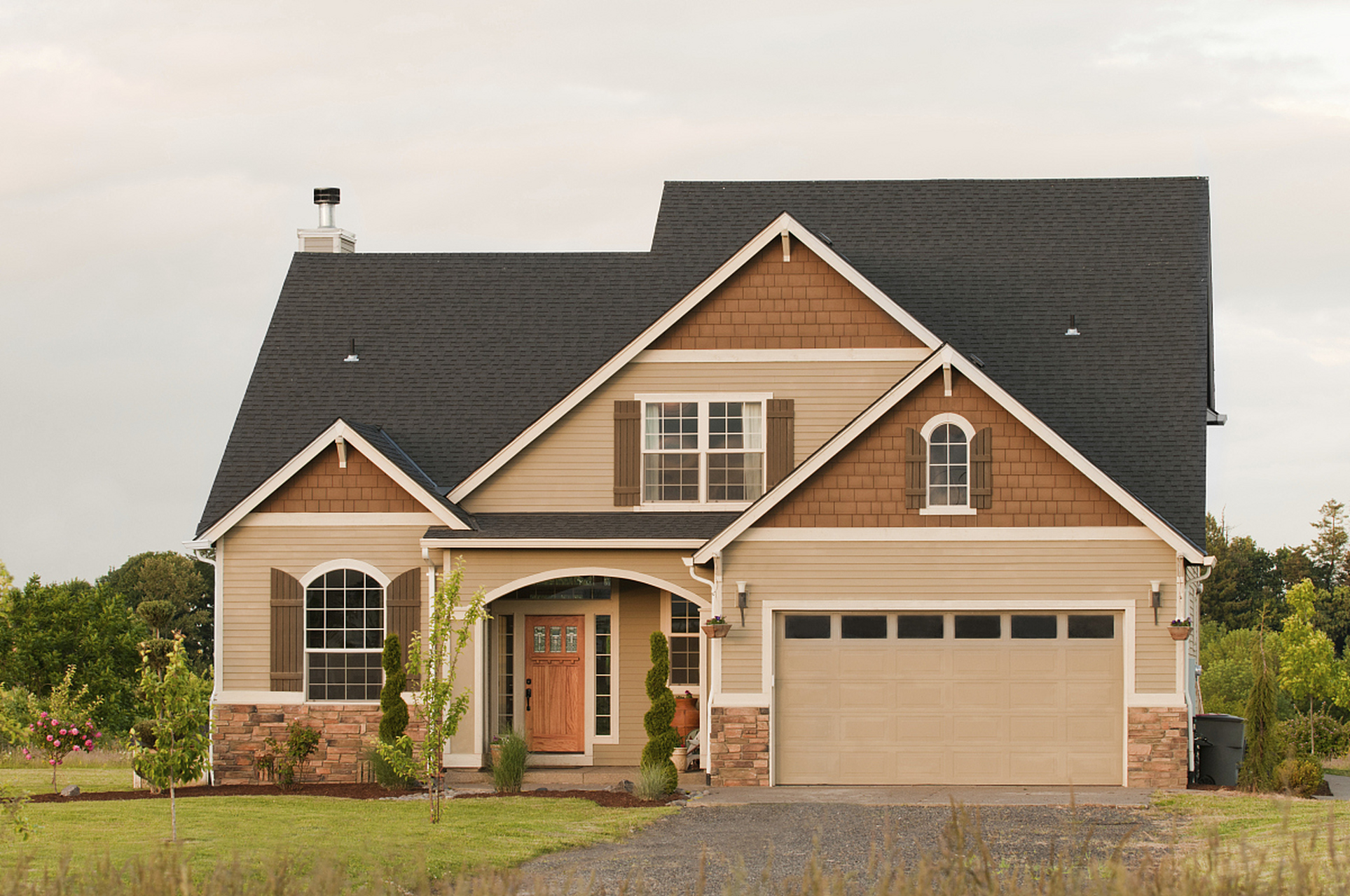 轻钢别墅在国外备受追捧,因其时尚多变的外观,个性化定制,卓越的抗震