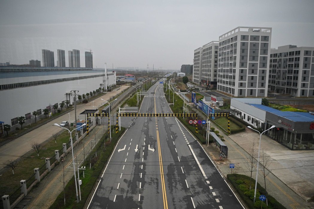 周一,武汉。在湖北省,城市被严格封锁,公共交通停运。