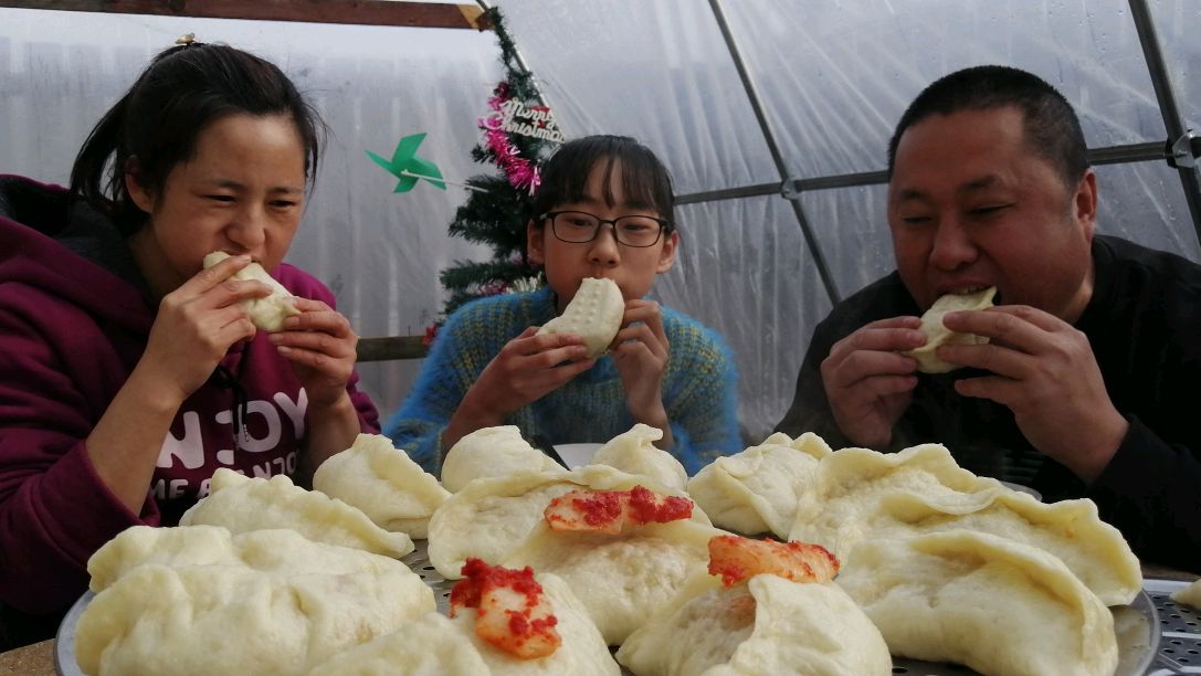 农村大哥包“冻豆腐酸菜馅”大蒸饺,一家人大口吃,看着真香