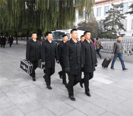 解读:天安门广场执勤的便衣武警,他们携带是什么武器?看了就懂