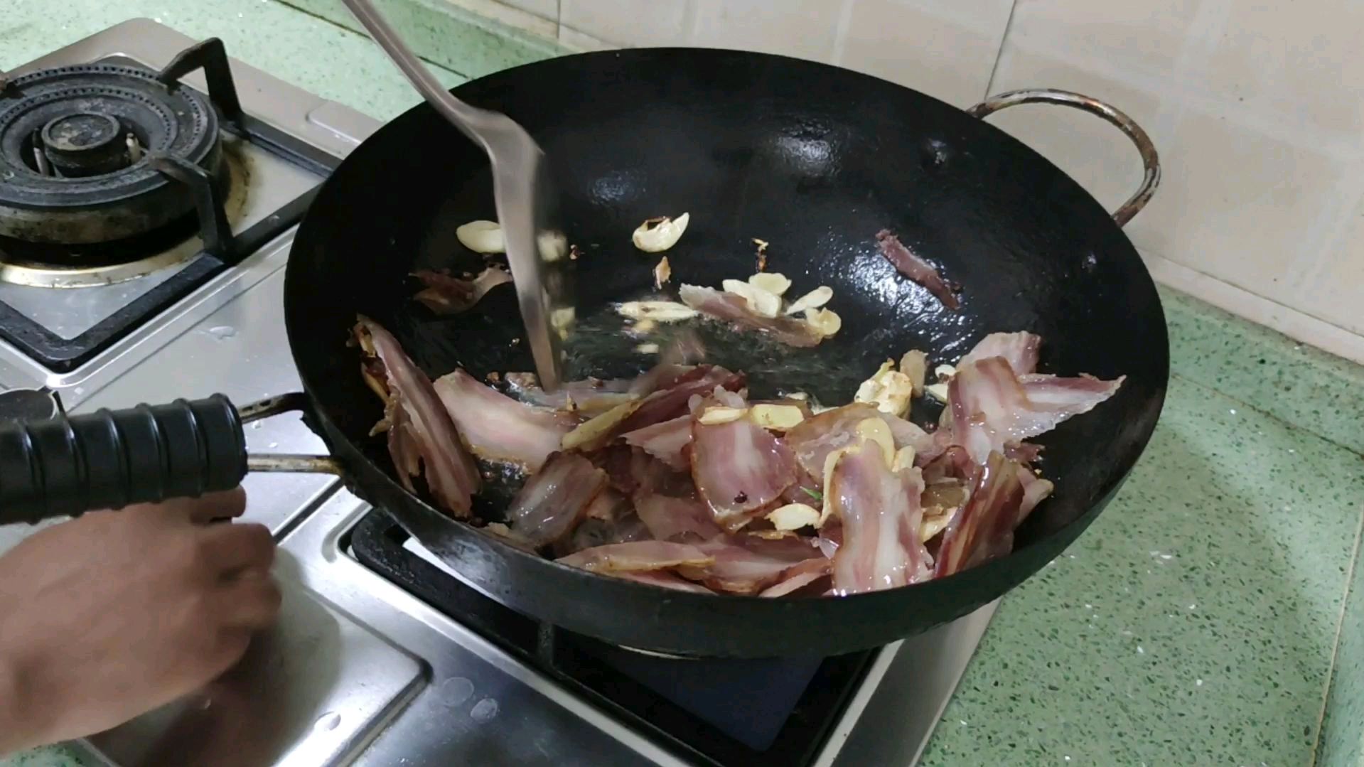 蒜香腊肉,切成薄薄的一片,不油不腻,下饭爽口配西红柿炒鸡蛋