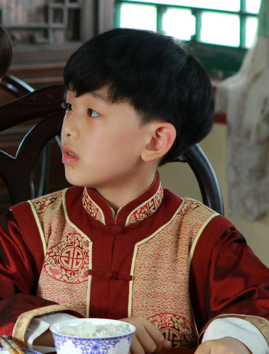 作为新生代的小演员,与一线明星搭戏,将来必成大器