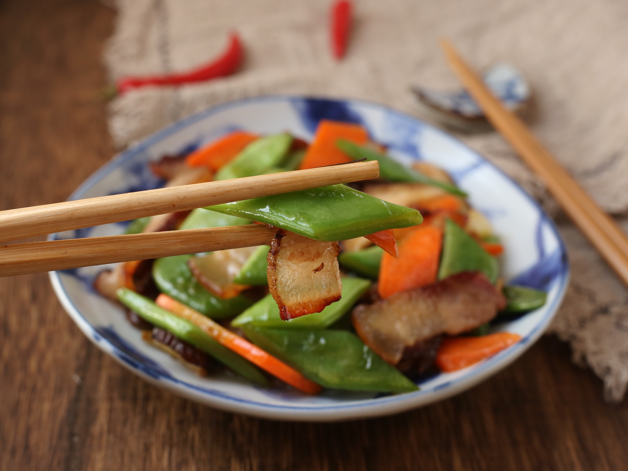 这几样搭配在一起,色彩鲜艳,口感丰富,几分钟炒好一盘菜,真香