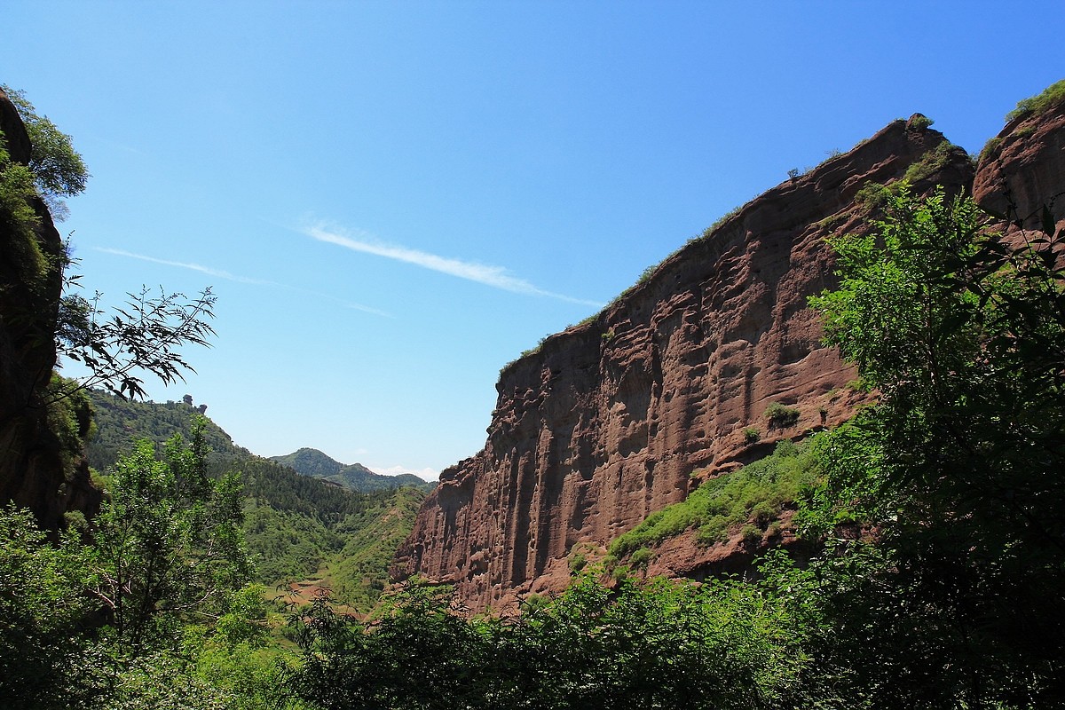 夹墙山位于承德市郊红石砬沟桥东4公里.