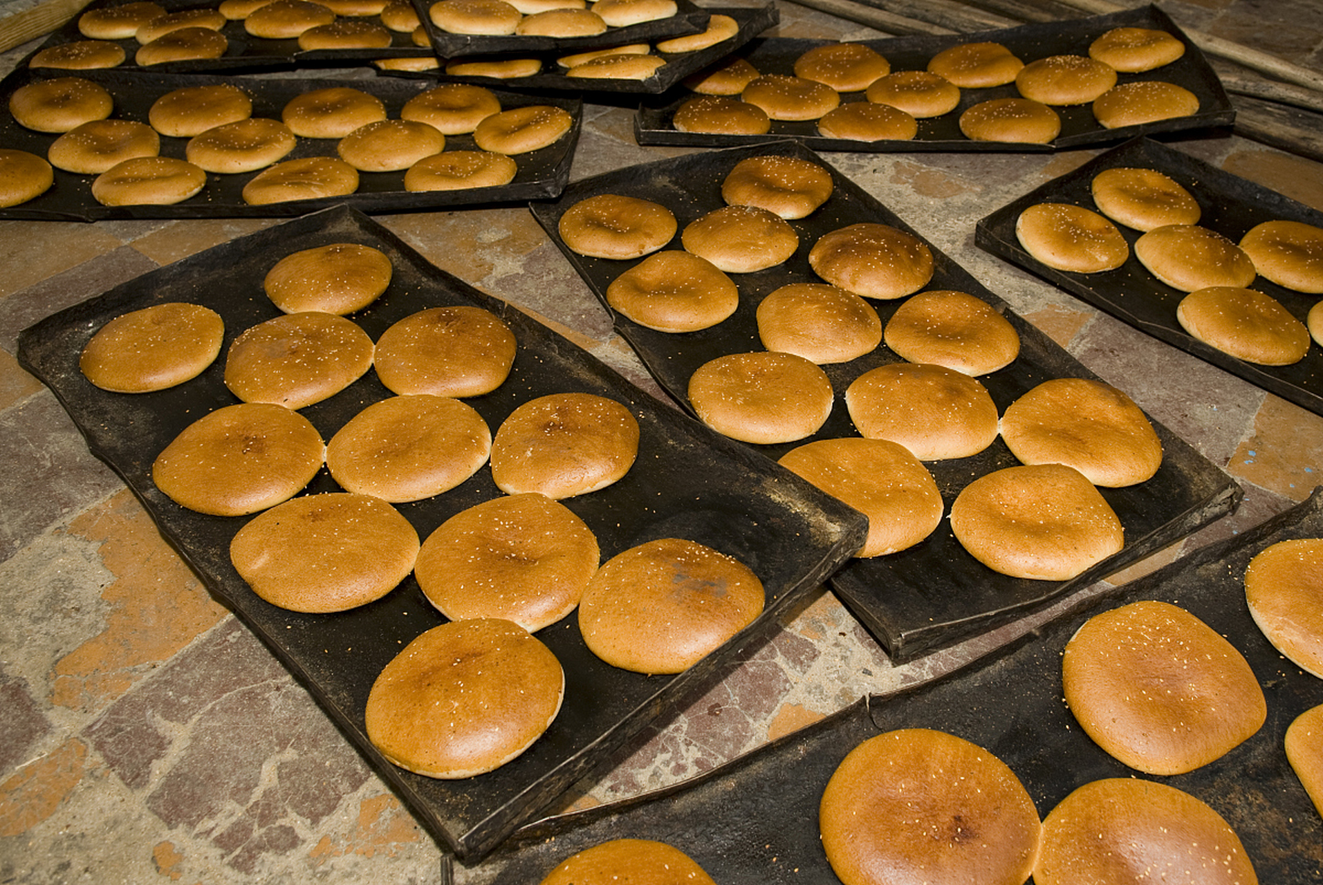 鸡蛋槽子糕,是一种融合了北京传统美食和现代烘焙技术的美味佳肴.