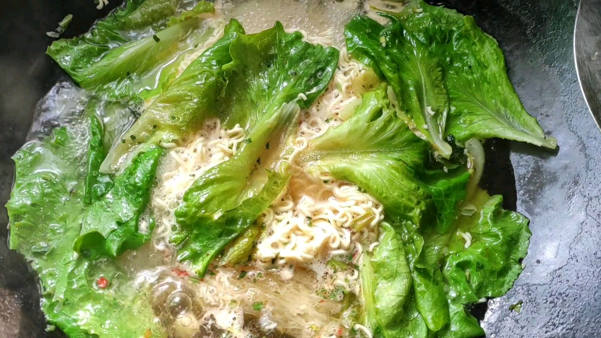 烹饪青菜面与紫菜鸡蛋汤简短过程,常见的食材也能吃出美味