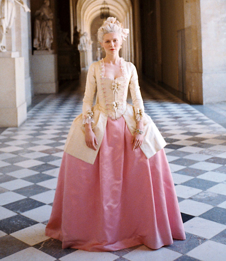 电影《绝代艳后》:欧洲宫廷礼服的顶级制作,豪华的视觉享受