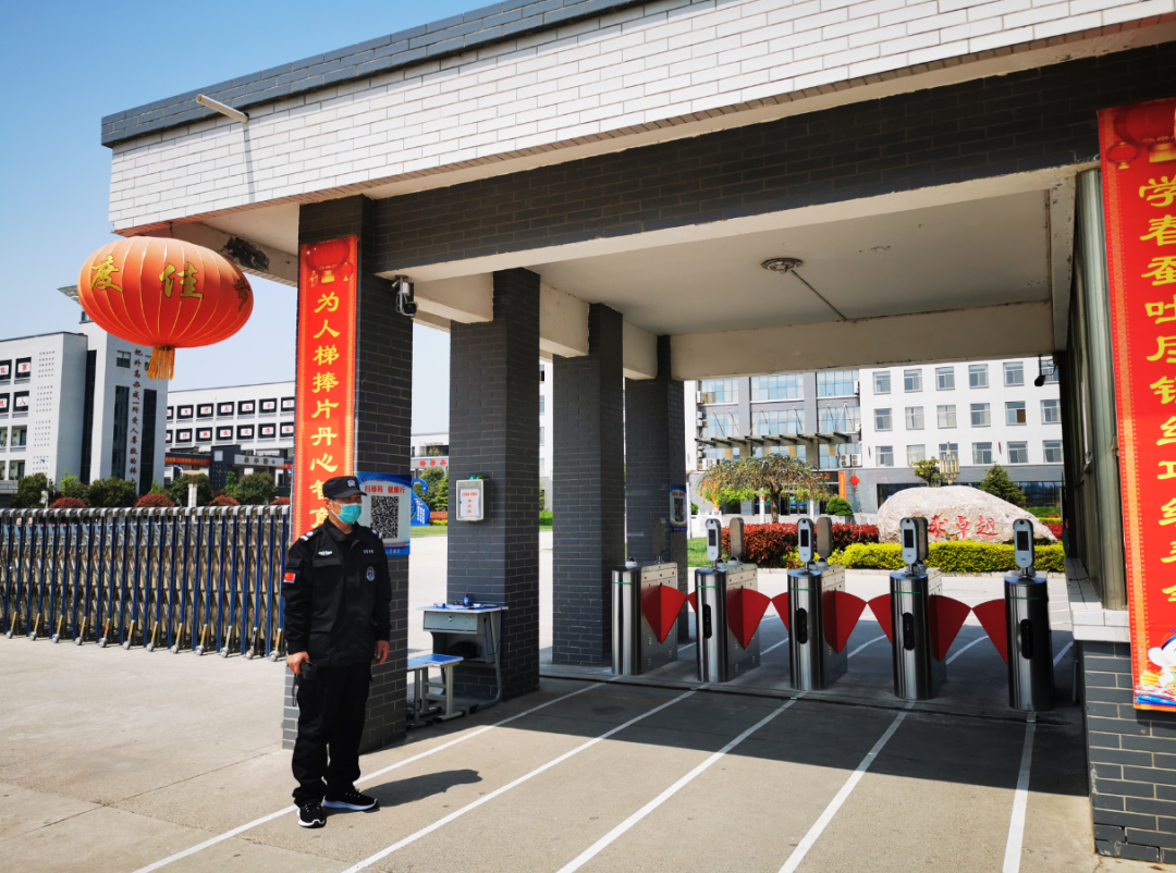 高三复学第二天,河南各地的高中大门口竟然都是这样