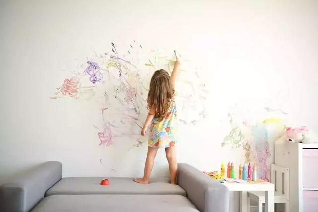 孩子涂鸦墙壁图片