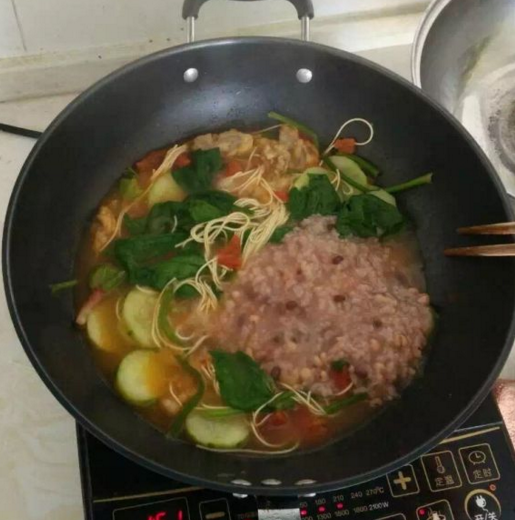 女朋友厨艺不好,是个啥体验?照片:你见过米饭煮成"蛋糕"的?