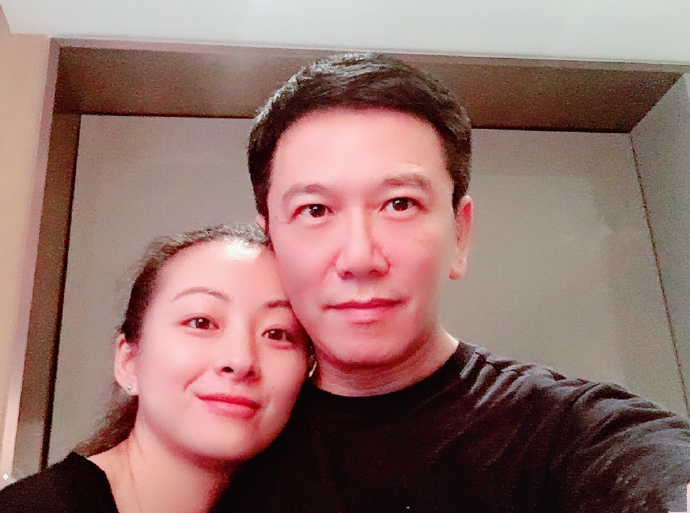 54岁温兆伦晒与妻子合照,气质不减当年,三段婚姻,如今获得幸福