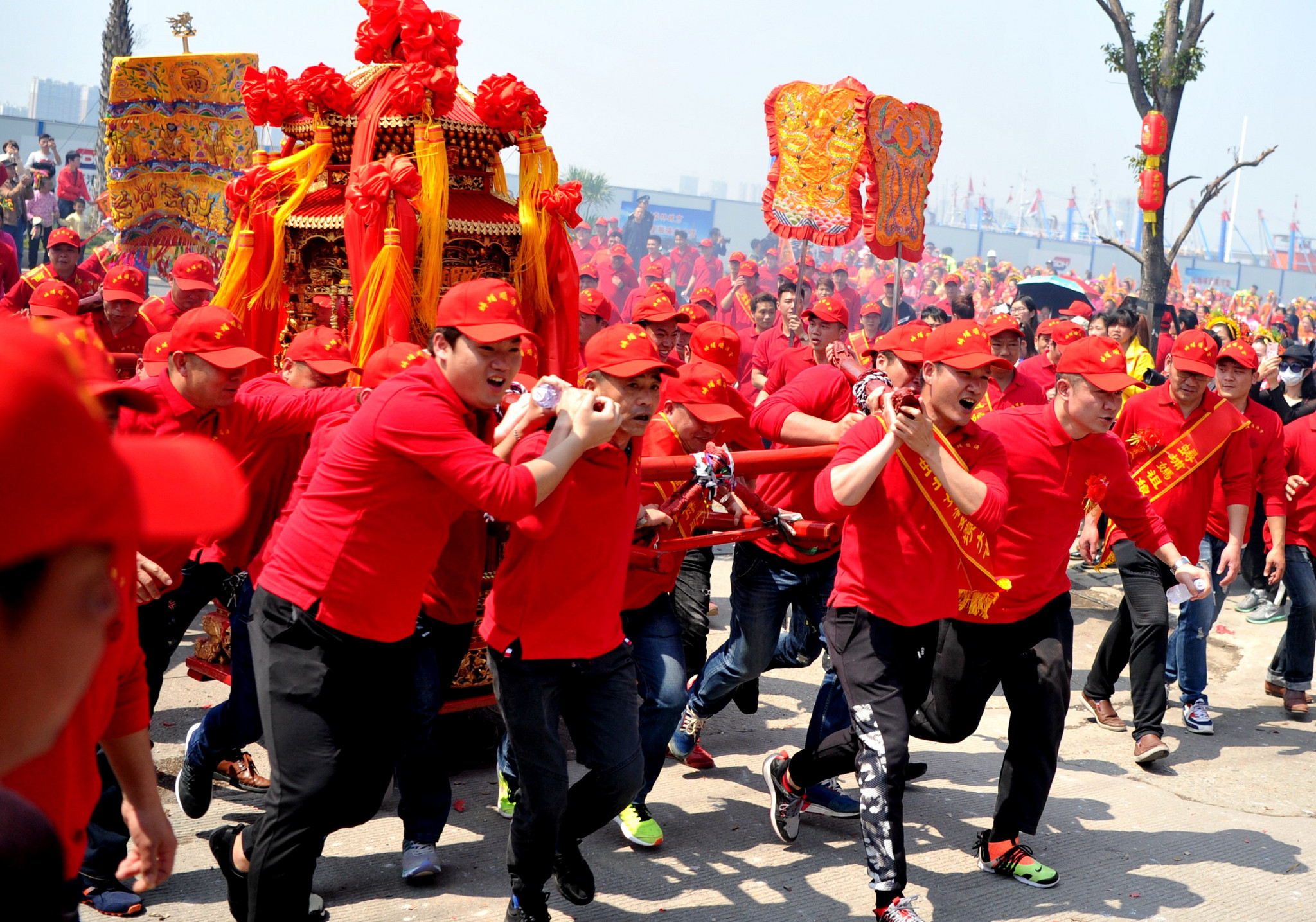 福建泉州:闽南渔村妈祖巡香 蟳埔女盛装亮相
