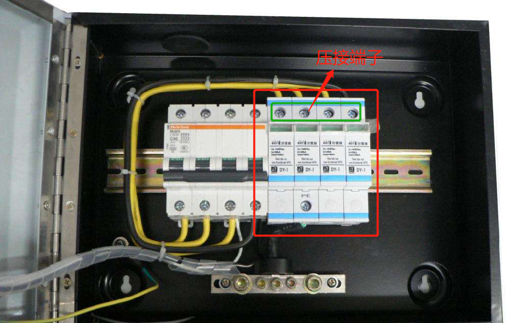 浪涌保护器各接线端应分别与配电箱内线路的同名端相线连接