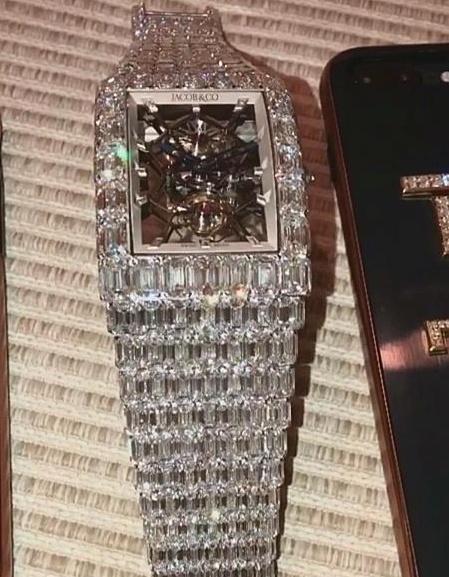 拳王梅威瑟生活有多奢侈?手表价值1.2亿,每顿饭花上千美金