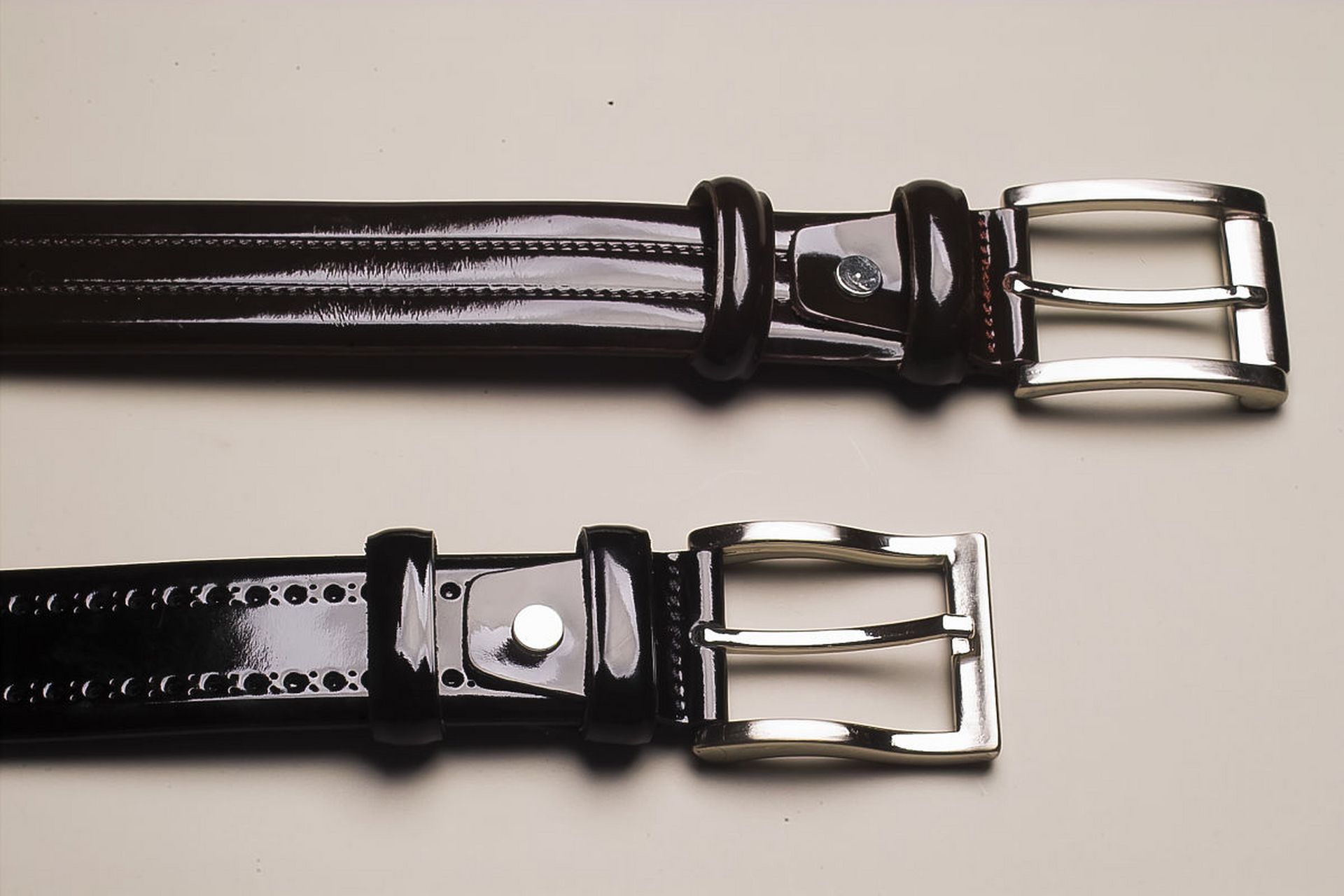 两个铁环的腰带系法,也称为双环腰带系法,通过以下步骤完成:将腰带