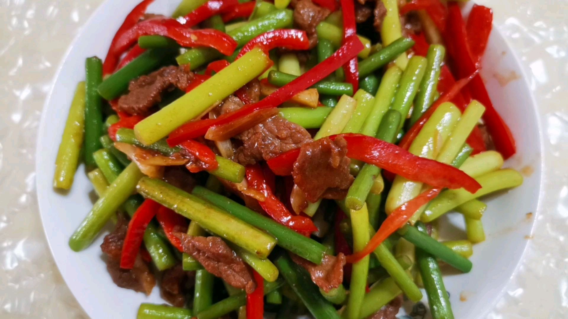 蒜苗炒肉的家常做法,肉片嫩滑,蒜苗青翠,好吃下饭