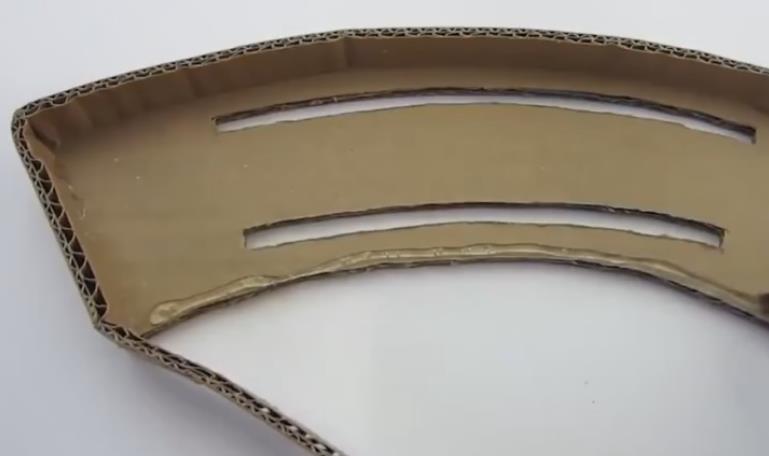 刺激战场:感受一下大神用瓦楞纸制作的akm,一枪打爆塑料杯