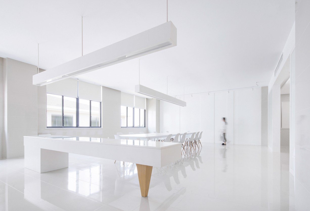 优卓牧业办公楼设计:温润的白色空间赋予办公环境新的美学概念