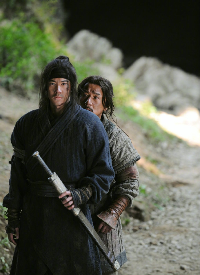 组图:《大兵小将》曝早年剧照 成龙衣着破烂王力宏帅气持剑