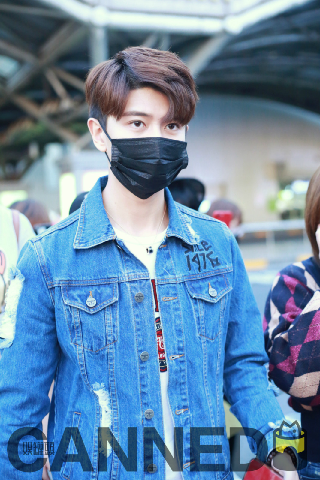 任嘉伦现身机场,眉眼中的笑意很明显哦