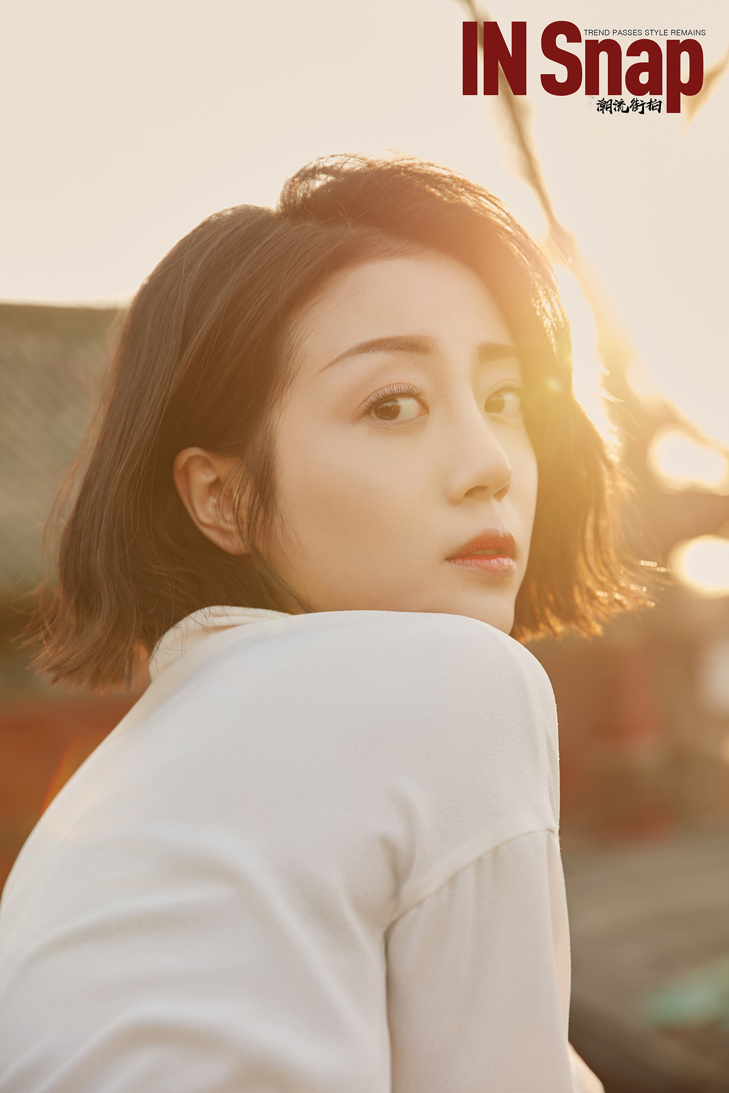 李溪芮最新街拍曝光 化身北京冬日胡同里的冷美人