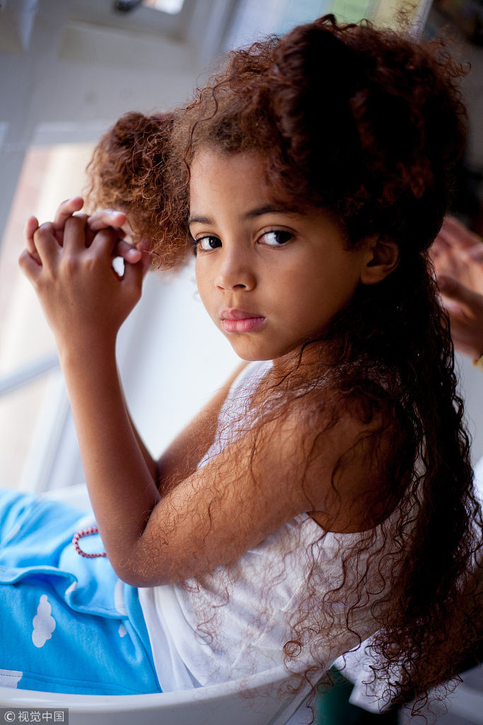 羡慕死脱发族!英国6岁男孩因天生"爆炸头"走红