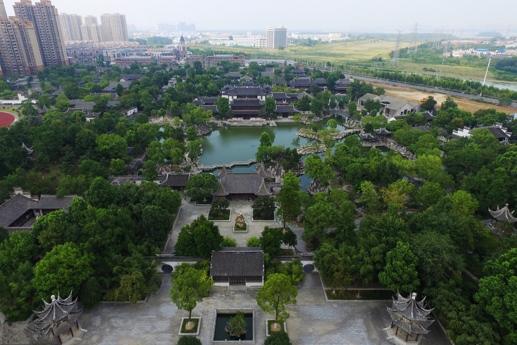 有人说墨荷园建成后将是我国面积最大的私家园林.