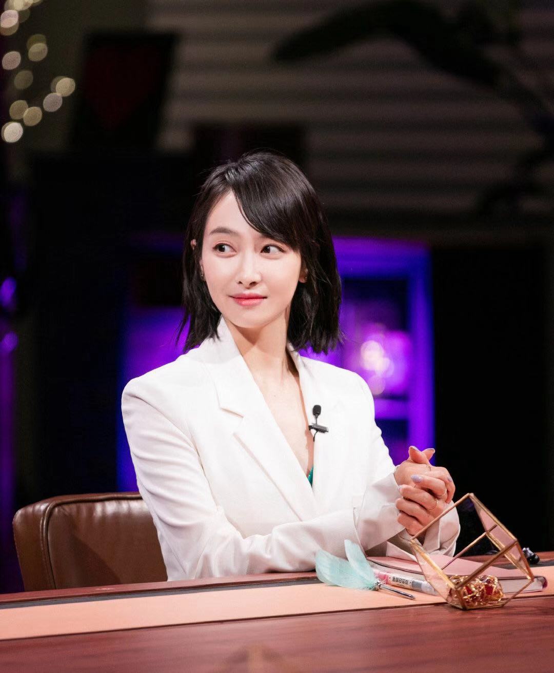 宋茜《心动的信号》新造型,5325吊带裙搭白色西装,美得优雅大气