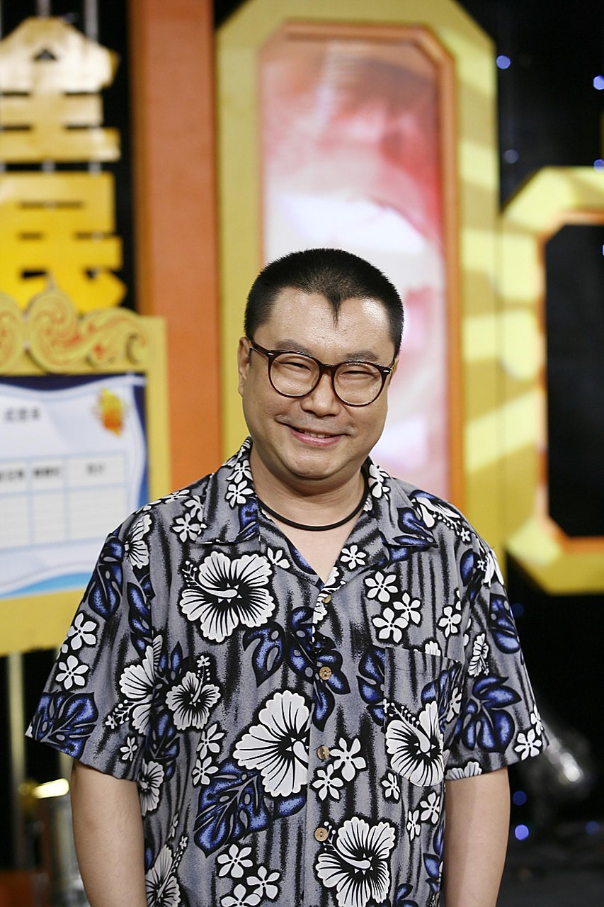 当年,歌星尹相杰为了得到搭档于文华的爱,痴痴地等到了41岁,结过两次