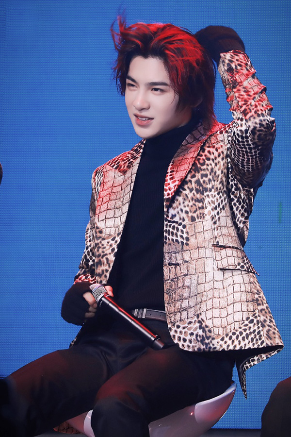 黄明昊穿上豹纹西装,变身"红毛狮王",这撩头发的姿势帅呆了!