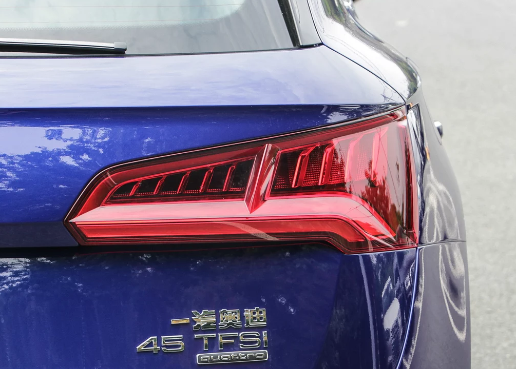 尾灯的设计上也是更换了全新的样式,由led组成,层次感分明,点亮后的