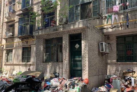 白庙小区居民家门外堆满杂物 记者 佘欣 摄