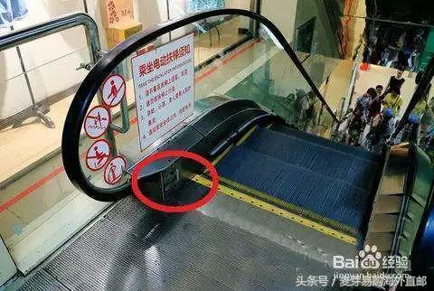 男童电梯夹断手指,父母没在身边吗?