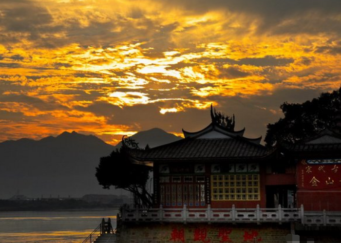 水中千年的金山寺,涨潮时可出现"水漫金山寺",美如仙境一般