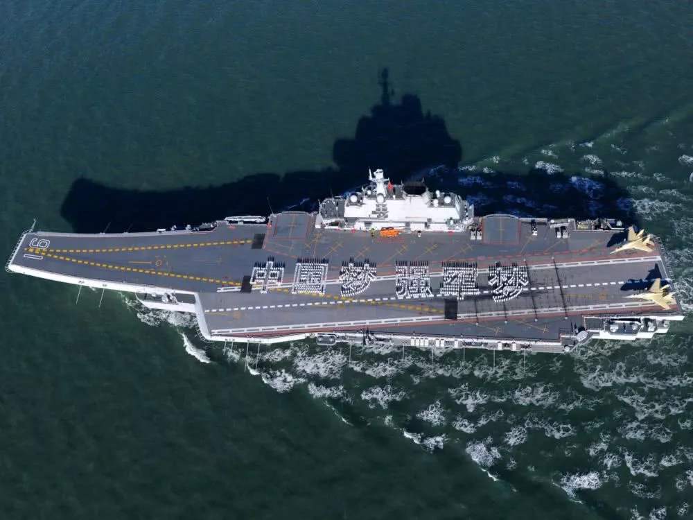 "山东舰"硬核"拜年",神盾舰"下饺子",网友:大国海军