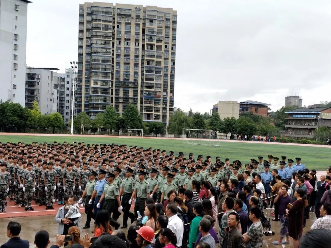 壮观 梁平一中2千多新生的迷彩服镜头勾起我们无比怀念学生时代