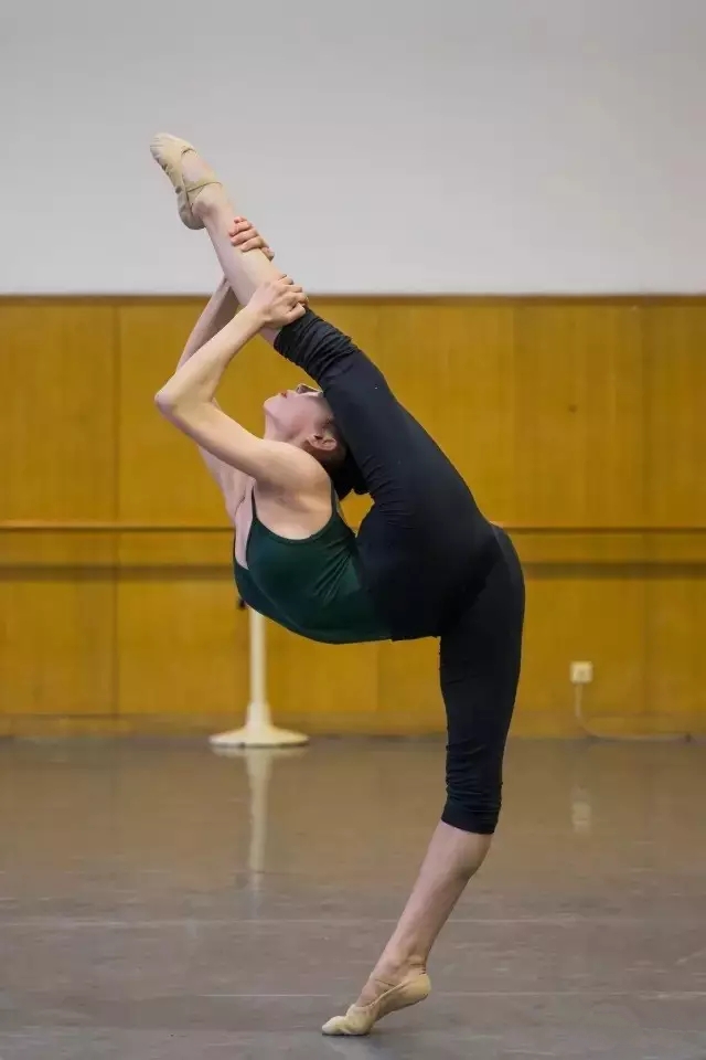 军艺的舞蹈基本功,眼睛不要看直噢,带你解锁更多姿势!