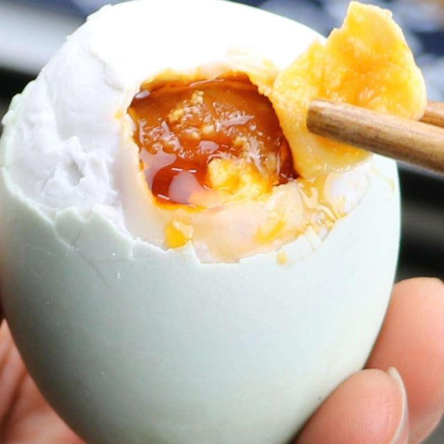 这三类人吃咸鸭蛋等于是在吃慢性毒药,看完别忘了提醒身边的人