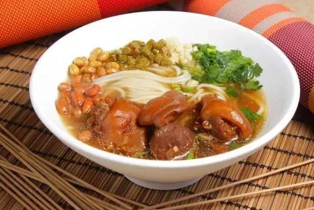 话说,"钦州猪脚粉,神仙也打滚",是北海,钦州,贵港等地的招牌美食.