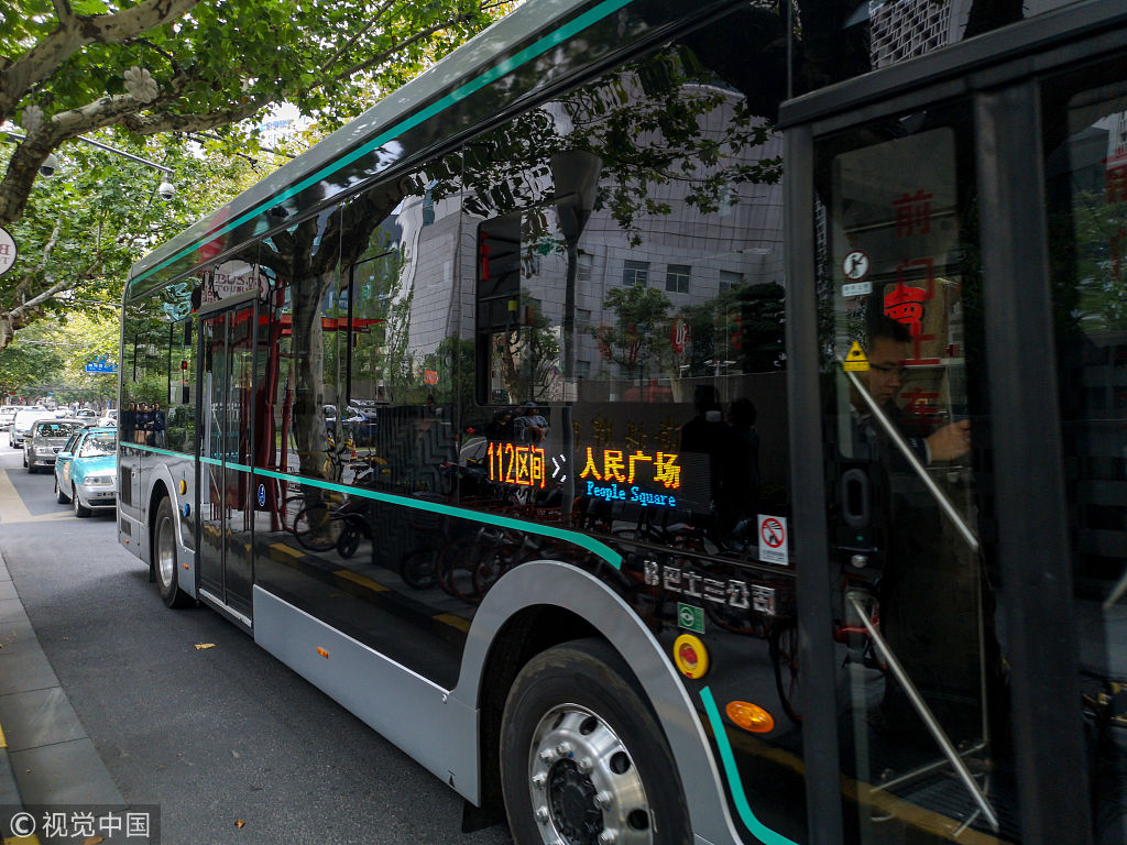 纯电动"黑金刚"公交车亮相上海 采用智能化辅助驾驶技术