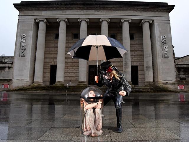 英国性感女大学生练"柔术",将自己放进0.6米高的玻璃罐里