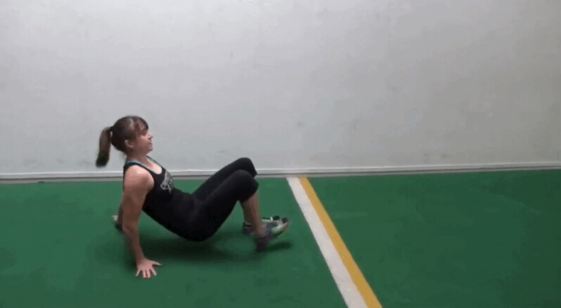 大猩猩爬行 动作细节:我们先需要双臂支撑稳定之后,双脚进行跳跃,核心